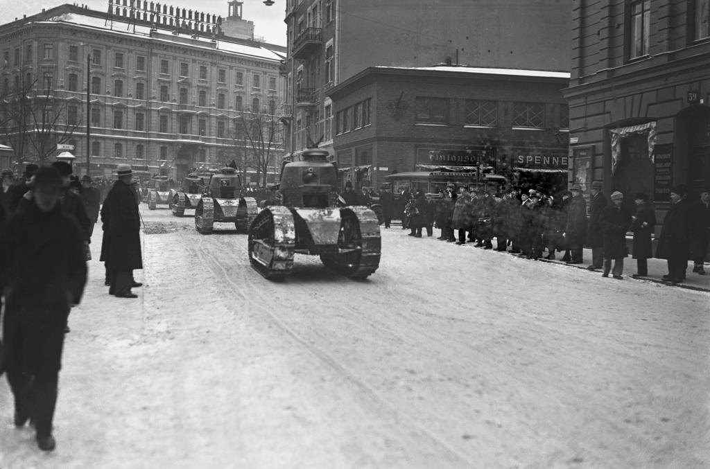 Танки на улицах Хельсинки 3.3.1932; подготовка к возможному вооруженному столкновению с мятежниками.  Фото из вики