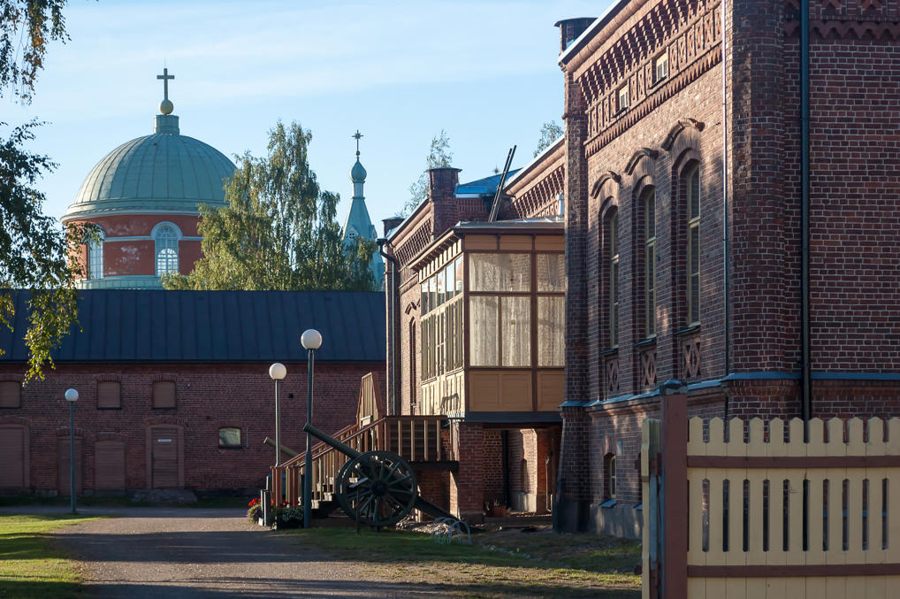 Старые казармы и пушки