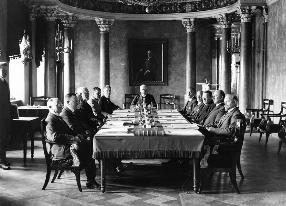 1-е (временное) правительство Каяндера. Во главе стола Стольберг. 1922