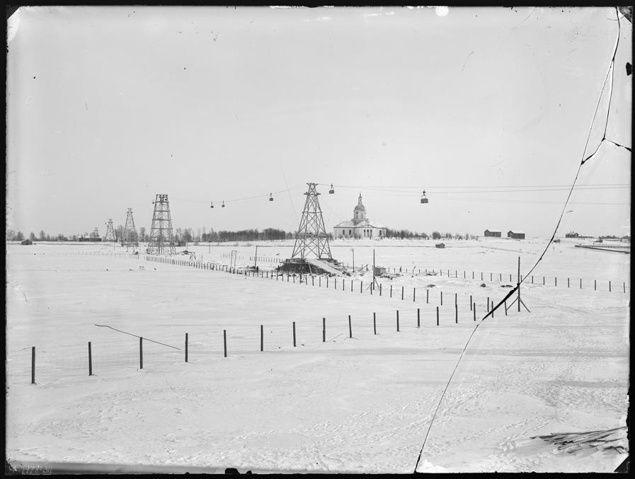 Канатная дорога над Торнионйоки в районе 1917-18.  На заднем плане церковь Алаторнио.  Фото из вики