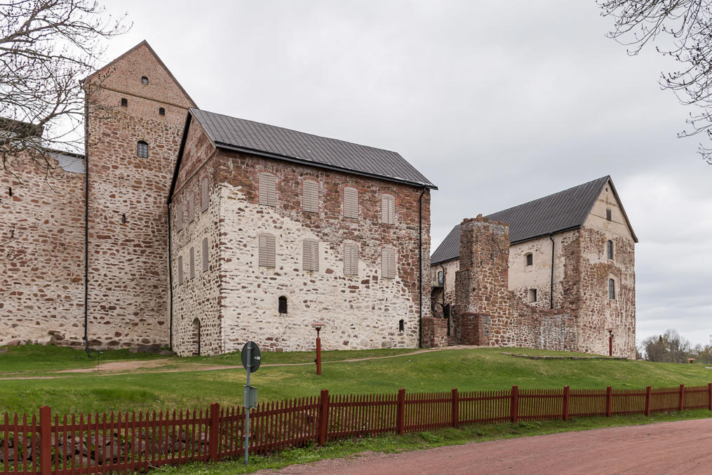 Замок Кастельхольм. Замок в значительной мере руинирован, но восстановлен, насколько возможно