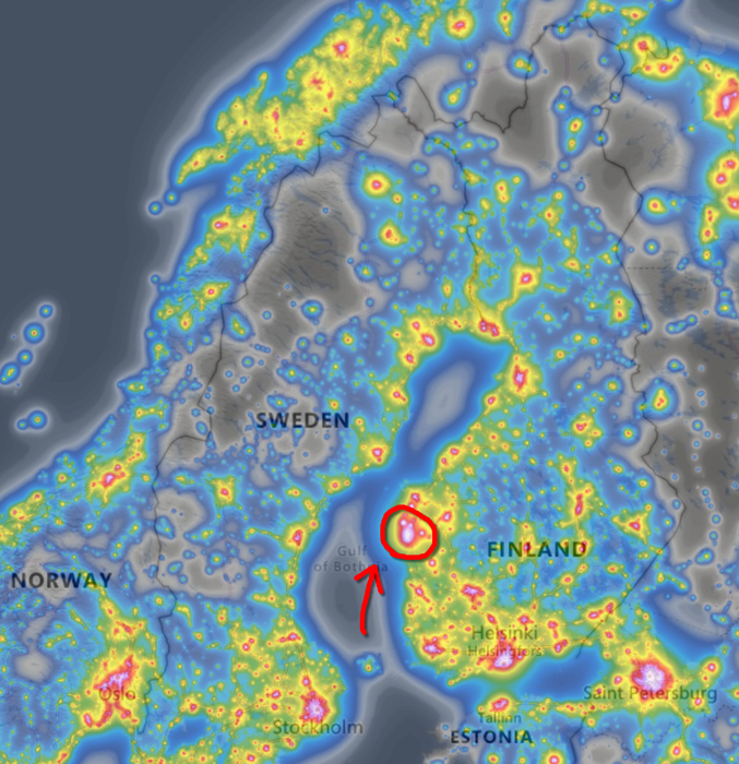 Карта светового загрязнения Финляндии и окрестных стран, с отмеченным Нерпесом. Источник: lightpollutionmap.info