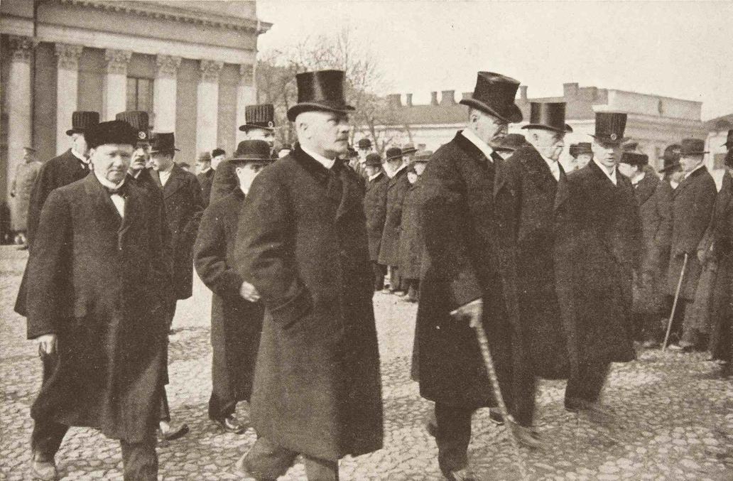 Сенат Токоя в апреле 1917. Сам Токой слева