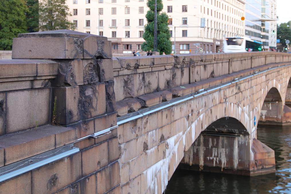 фото из вики, CC-BY-SA, https://commons.wikimedia.org/wiki/File:Wartime_damages_on_Pitk%C3%A4silta_bridge_in_Helsinki,_Finland.jpg