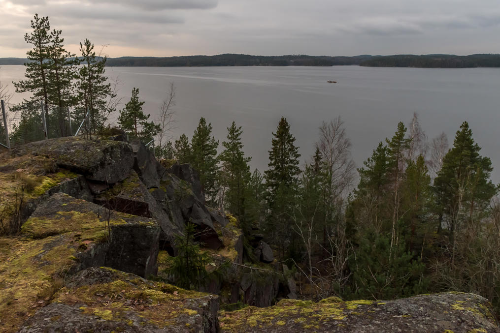 Над каменоломней