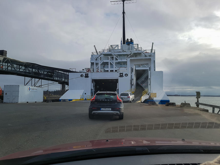 34. Погрузка на паром "Васа–Экспресс" в паромном терминале Ваасы.
