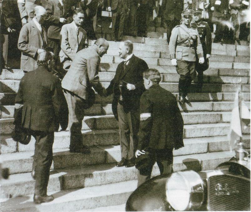 Реландер (справа) пожимает руку Косоле.  Фото из вики