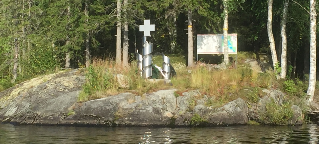 Установленный в 2010-х памятник погибшим в госпитале в Петровском Яме. Источник: https://wiki-karelia.ru/articles/priroda-i-puteshestviya/petrovskii-iam/