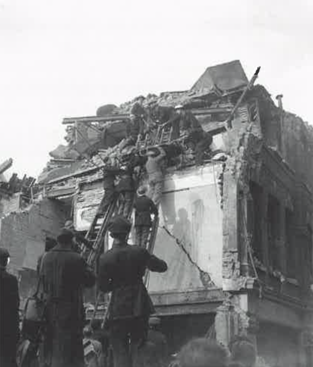 Когда крупные центры населения подверглись бомбардировкам, причиненные немцами разрушения подстегнули в англичанах волю к сопротивлению. Бомбардировки обходились немцам дорого; в месяц они теряли в них более тысячи самолетов и летчиков.