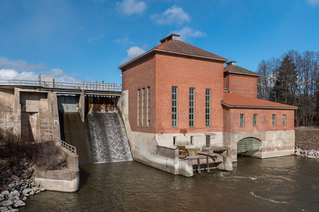 Небольшая ГЭС Пелтокоски на реке Свартон чуть ниже усадьбы по течению
