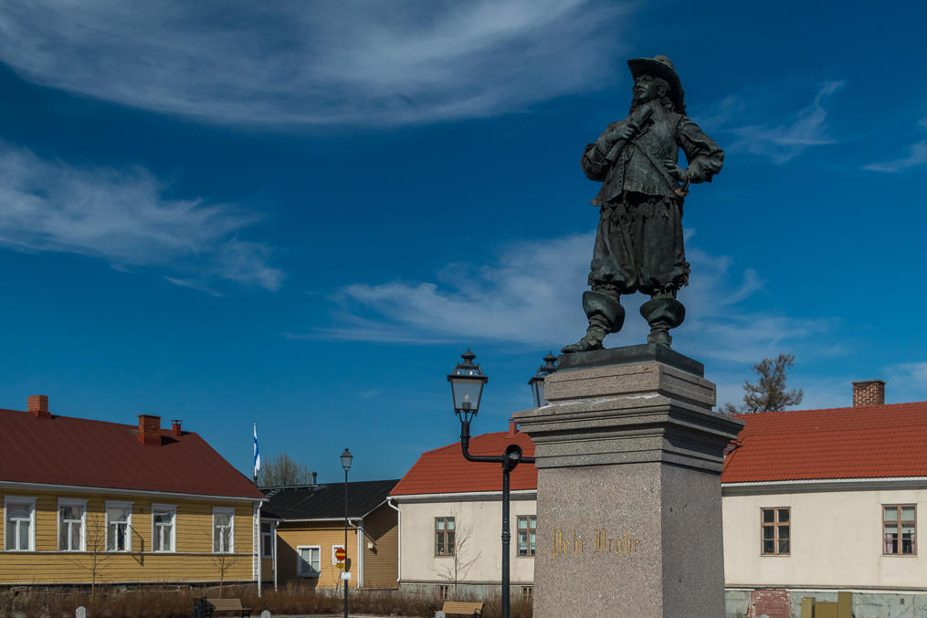 Памятник графу Перу Браге в другом основанном им городе, Раахе. Май 2018