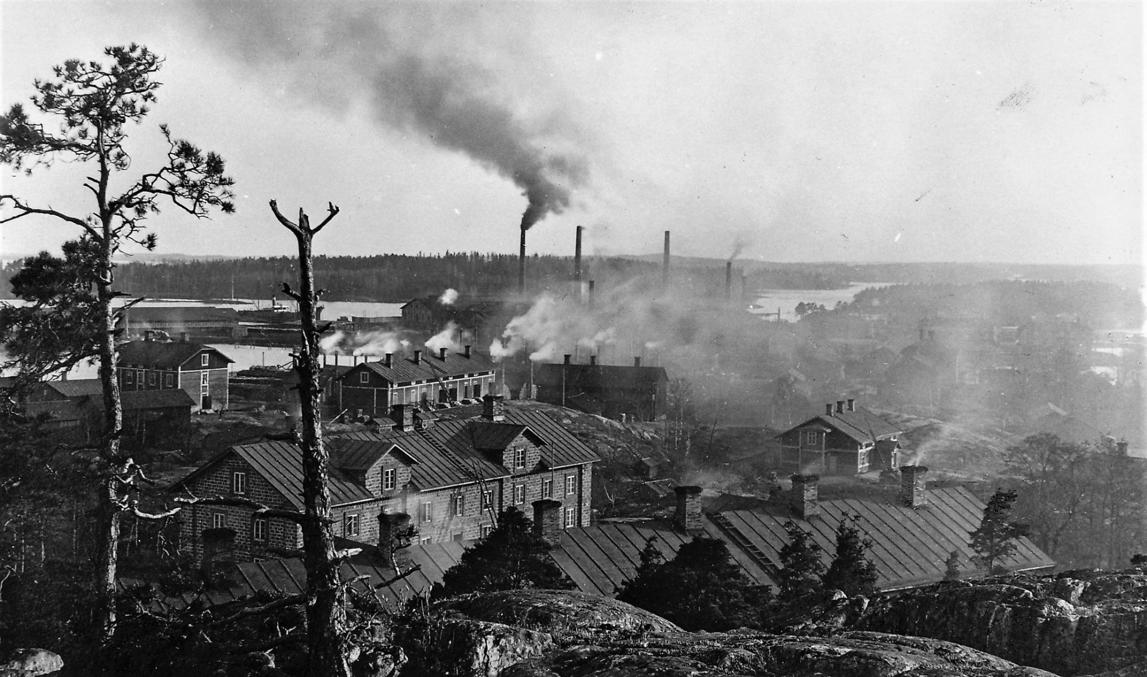 Вид на поселок и завод со Вдовьей скалы, 1920.  Источник: https://www.arcgis.com/apps/MapSeries/index.html?appid=71a04613eda544c681daecb0b97367dc