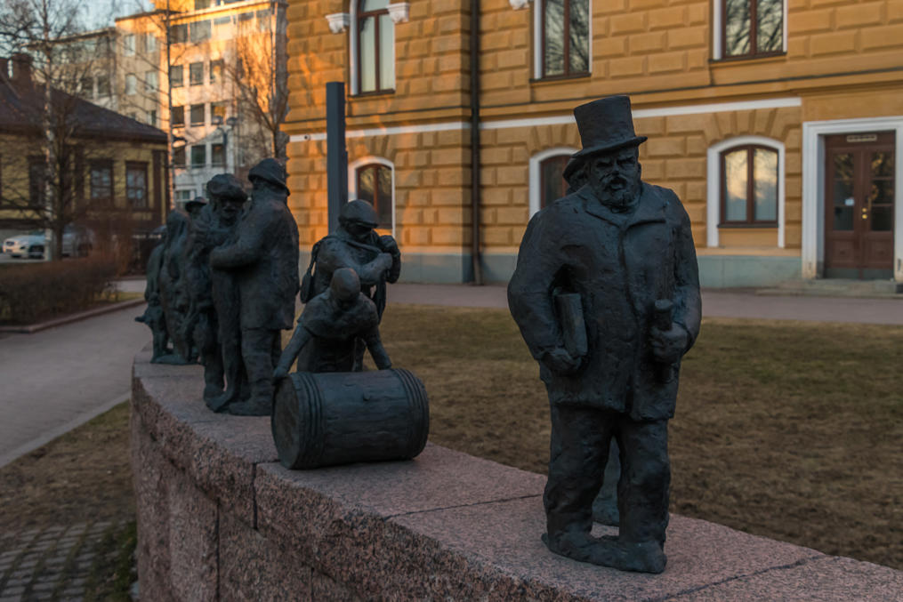 Памятник купцам-дегтярщикам у ратуши Оулу. Май 2018