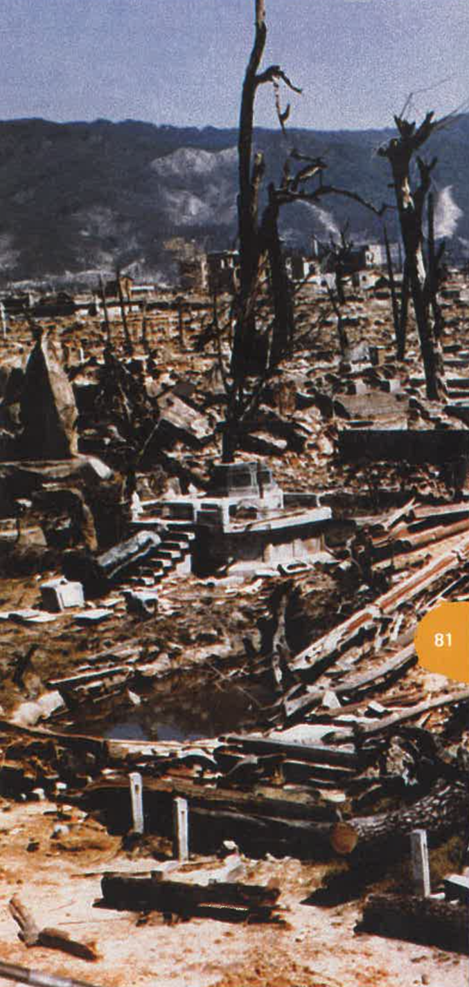 Атомные бомбы полностью разрушили города Хиросима и Нагасаки. Пилот самолета, сбросившего бомбу, писал в дневнике: "Яркое пламя осветило самолет. Мы посмотрели на Хиросиму. Город был скрыт чудовищным облаком, поднимающимся, как гриб. Господи, что же мы наделали."