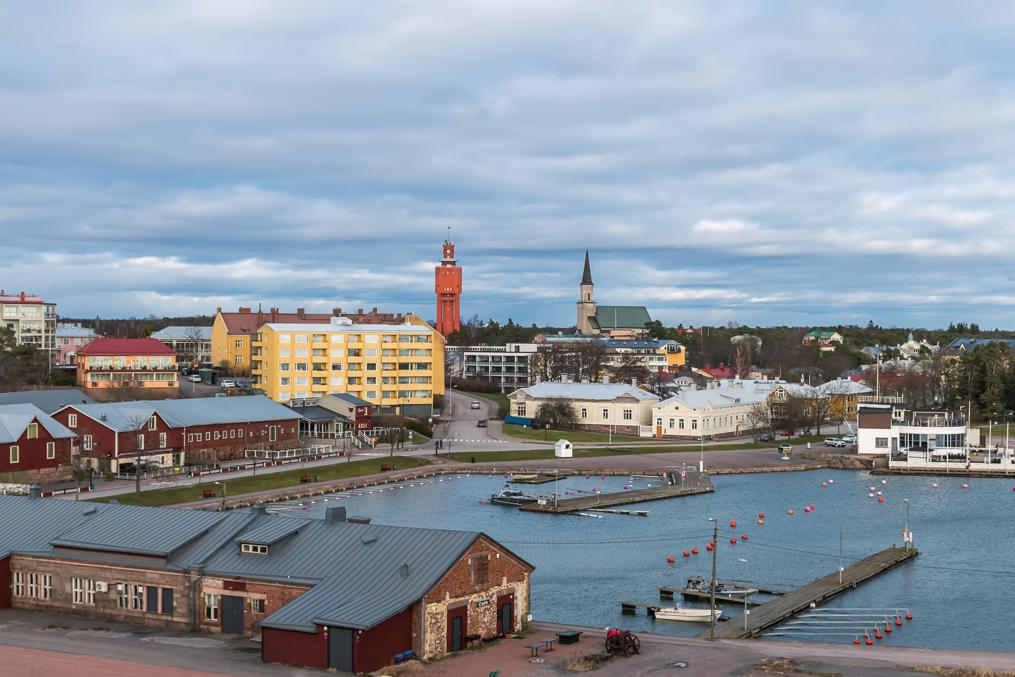 Лодочная гавань Ханко и характерная красная водонапорная башня-'маяк'