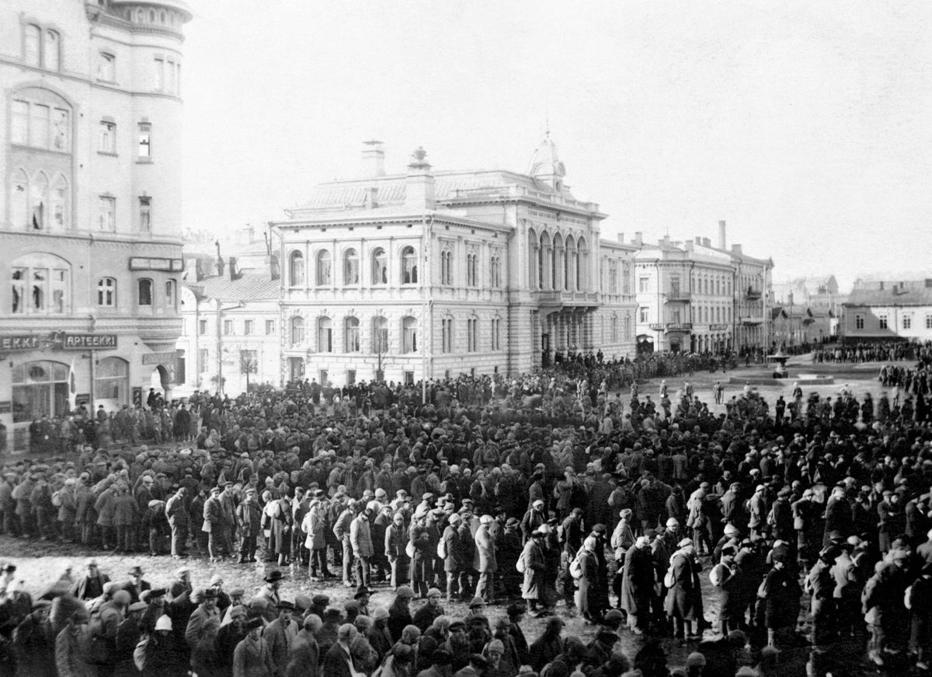 Красные военнопленные на центральной площади города Тампере. Апрель 1918