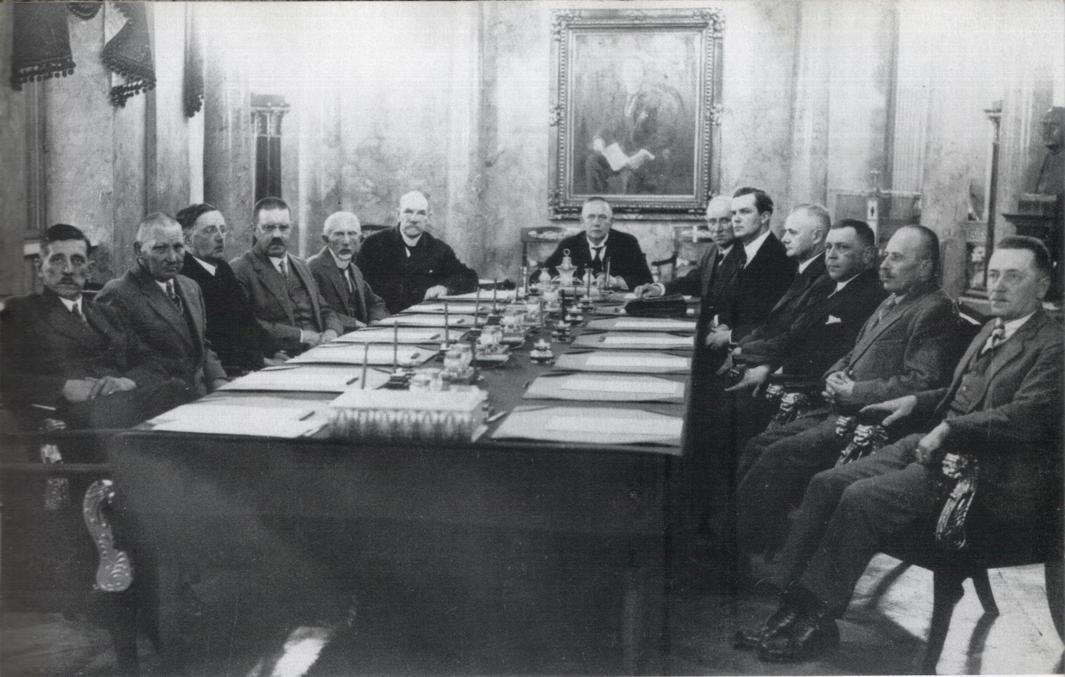 2-е правительство Свинхувуда.  Во главе стола президент Реландер, Свинхувуд слева от него.  Фото из вики