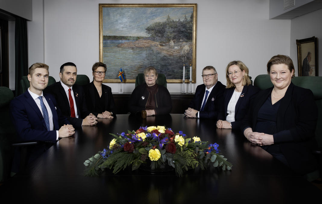 Правительство Аландов состава 2023 года, с лантродом Катрин Шёгрен во главе. Фото из вики