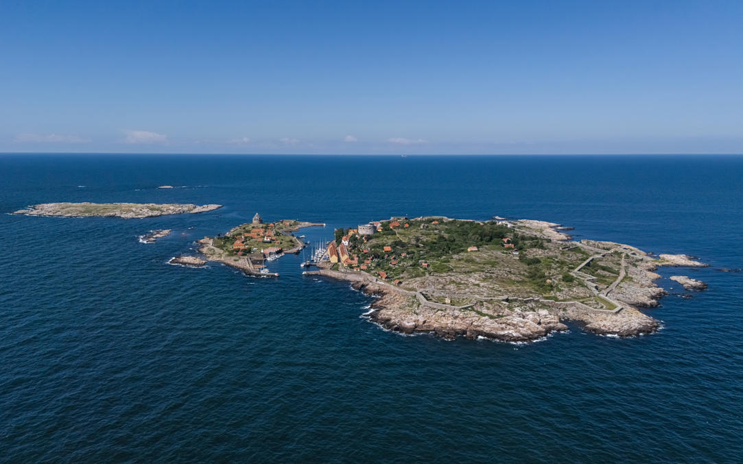 фото из вики, FAL, A.Savin, Wikipedia, https://en.wikipedia.org/wiki/File:Ertholmene_aerial_view_of_3_islands_asv2024-07.jpg