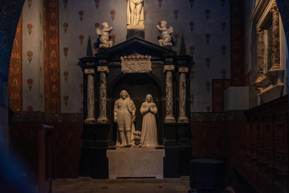 Гробница Тоттов в соборе Турку. На памятнике сами Оке Тотт и Сигрид Билкен. Усами и бородкой он и внешне на Густава-Адольфа II похож. Июль 2025