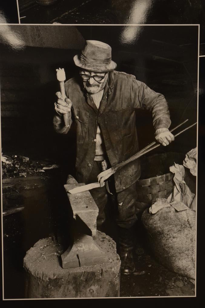 Сетти Керянен за работой, в 96 лет, за месяц до своей смерти. Источник: https://wiki.aineetonkulttuuriperinto.fi/wiki/Tommi-puukon_valmistaminen