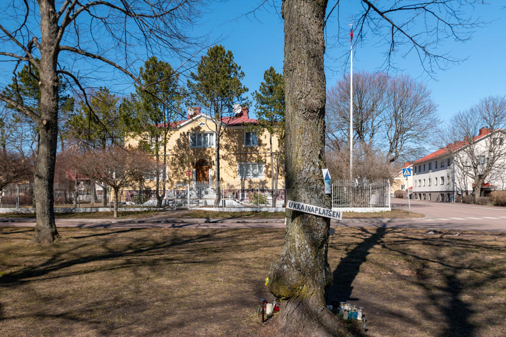 Консульство России в Мариехамне. Фото апреля 2022 — у дерева на переднем плане, под окнами консула, организовали стихийный мемориал Украине