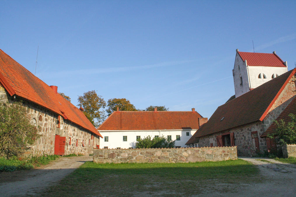фото из вики, CC-BY-SA, https://commons.wikimedia.org/wiki/File:Dalby_kungsg%C3%A5rd_7,_Dalby_60_1,_innerg%C3%A5rden.jpg