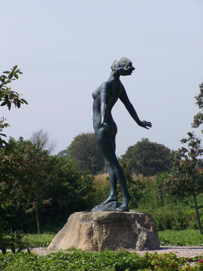 фото из вики, CC-BY-SA, https://commons.wikimedia.org/wiki/File:20090808_Smygehuk_12,_Statue.JPG