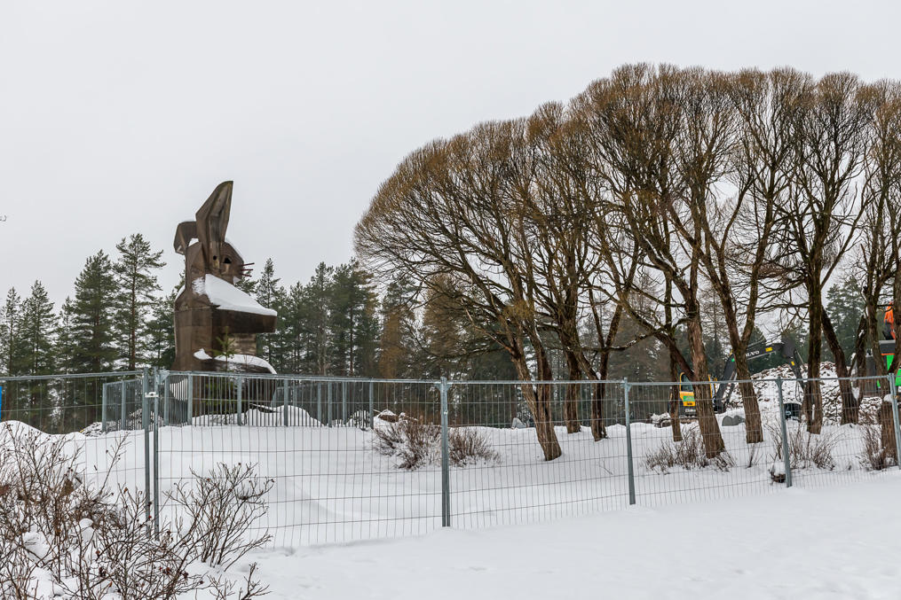 Статуя кролика у снесенной школы