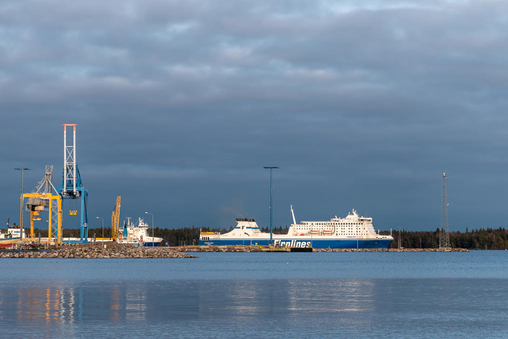 Уутела.  Вид на порт Вуосаари