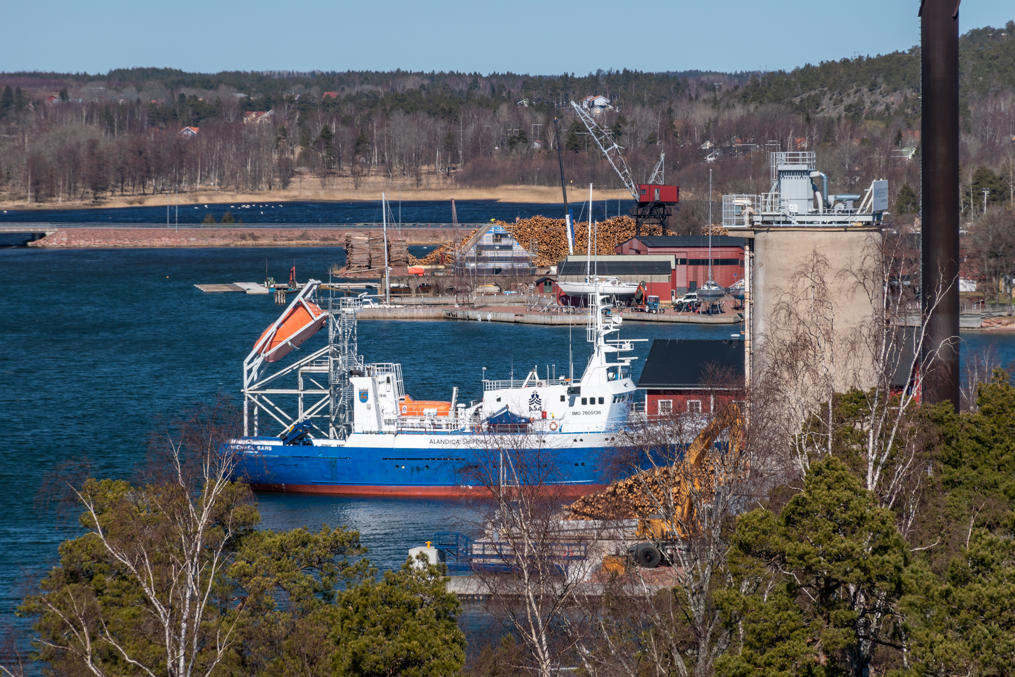 Грузовой порт Мариехамна. На переднем плане учебное судно мореходного училища