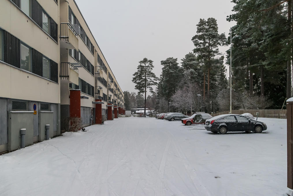 18. Дворовые парковки жилого дома в районе Исолахти (Большой залив)