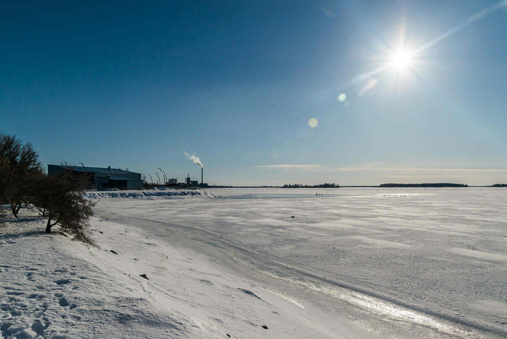 Залив Варисселькя, очистные сооружения видны на берегу слева