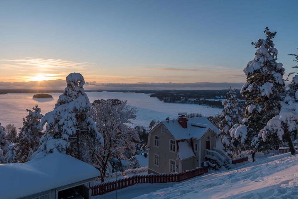 Самое узкое место Тамперского перешейка между озерами — гряда Писпаланхарью. На заднем плане замерзшее озеро Пюхяярви