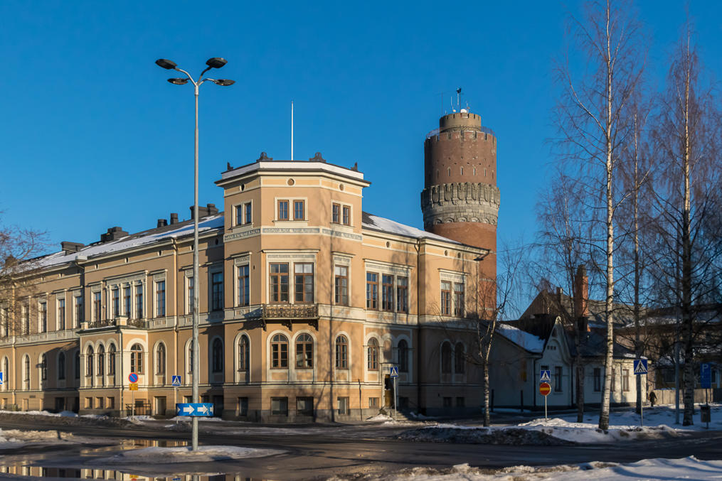 Почему-то я так ни разу и не удосужился сфотографировать башню толком, но тут по крайней мере ее неплохо видно на фоне