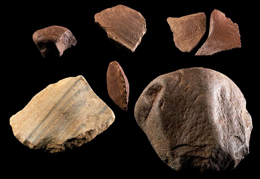 Артефакты из Волчьей пещеры, на экспозиции в Национальном музее. Самая первая находка в правом нижнем углу. Источник: https://www.hs.fi/kuukausiliite/art-2000002596132.html