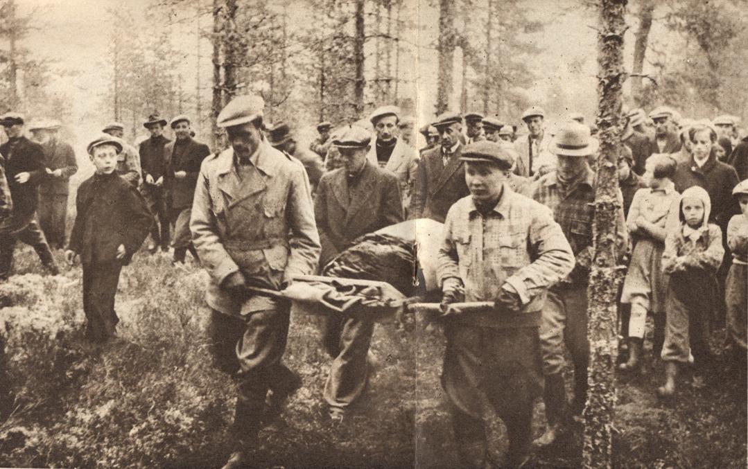 Кюлликки выносят из леса.  Пока полицейских и врачей вызванивали на место, успела собраться толпа зевак в пару тысяч человек, то есть больше, чем в наши дни живет во всем Исойоки в сумме