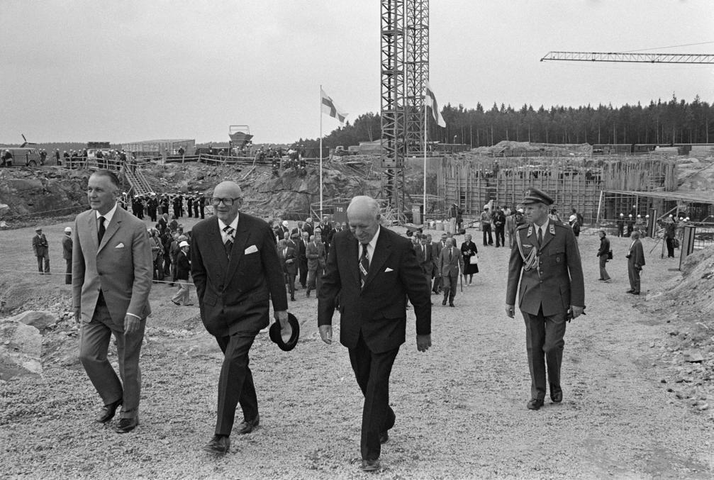 Начало строительство АЭС Олкилуото в 1974, с президентом Кекконеном во главе.  Фото из вики