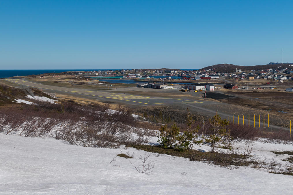Фото аэропорта Берлевога у меня нет, но вот аэропорт Мехамна на Нордкинне, следующем на запад большом полуострове Финнмарка.  Видимо, для коротких ВПП используется желтая разметка.  Июнь 2017
