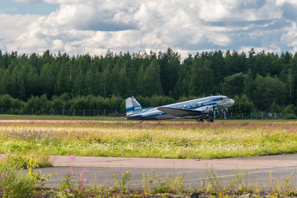 Музейный самолет DC-3, летающий иногда по Финляндии, в аэропорту Лаппеенранты в 2020; модель и, скорее всего, раскраска идентичны разбившемуся