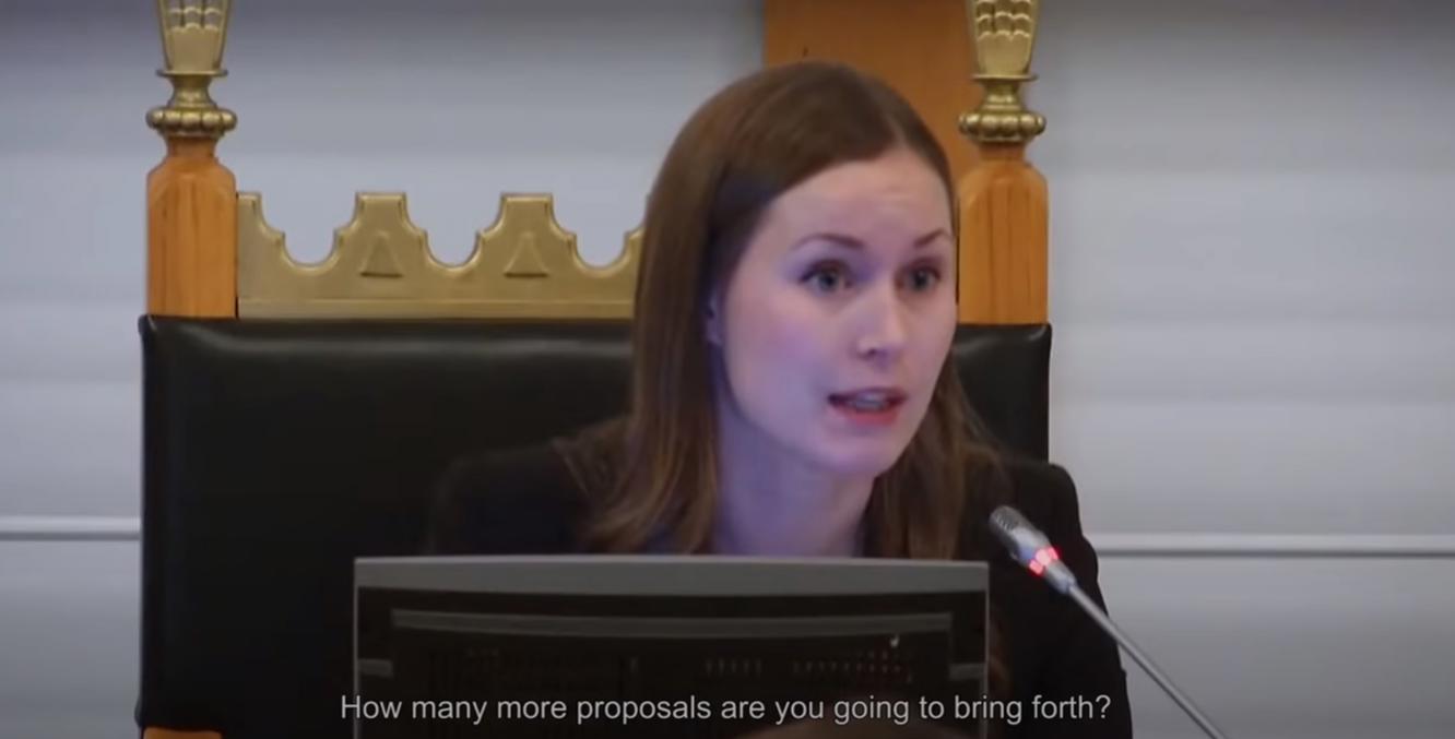 Председатель горсовета Санна Марин на обсуждении трамвая, из видео по ссылке ниже