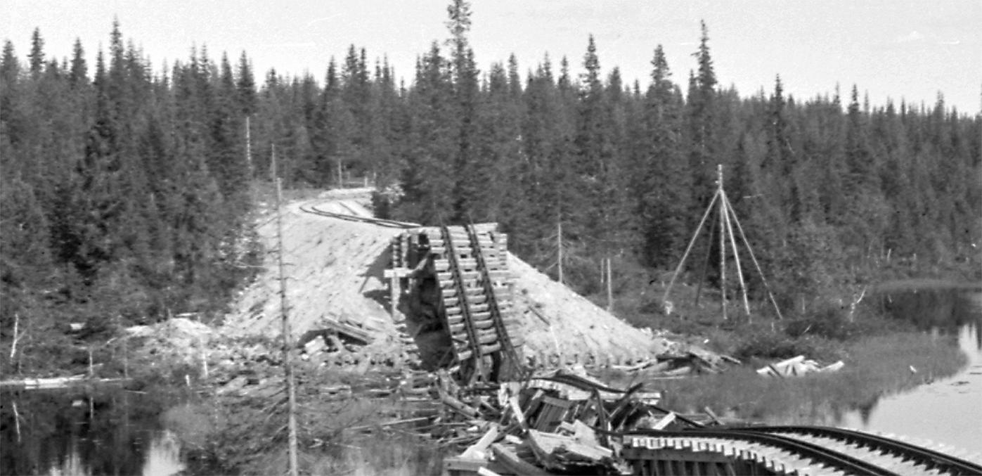 Взорванный мост через реку Ванттайяйоки летом 1945. Источник: https://www.korpisota.fi/heeresfeldbahn/kenttaradan_tuho.html