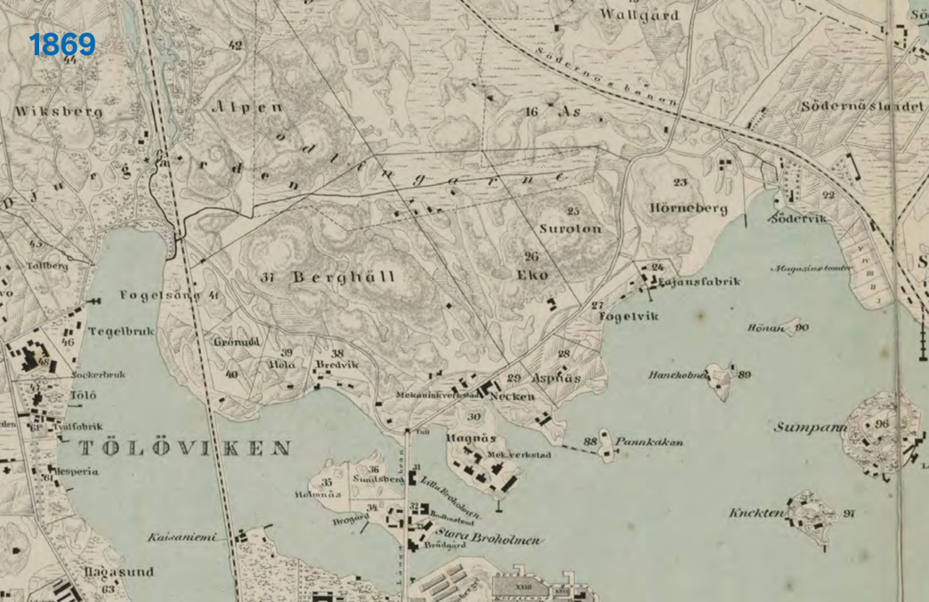 Каллио в эпоху вилл.  Видны в т. ч. старые очертания Силтасаари (Stora Broholmen), залив Тёёлёнлахти (Tölöviken) и Восточная Шоссейная дорога.  Все названия на шведском.  Источник: https://www.hel.fi/static/liitteet/kaupunkiymparisto/julkaisut/julkaisut/julkaisu-24-24.pdf