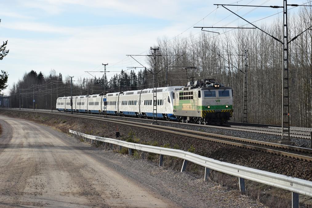 Один из составов "Аллегро" в ободранном виде тащат в ж/д мастерские в Пиексямяки в апреле 2025.  Источник: https://vaunut.org/kuva/173664