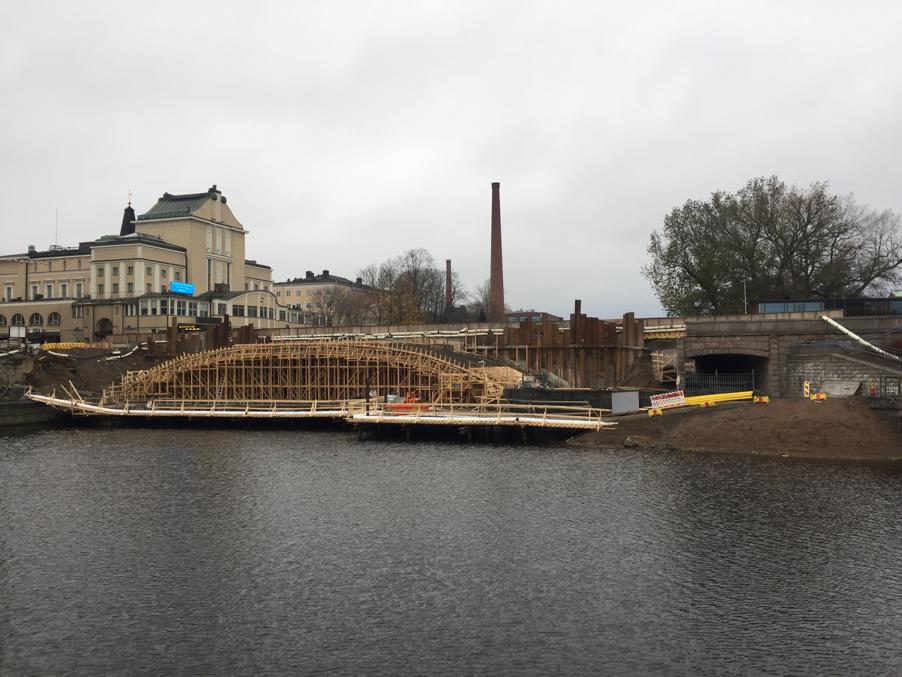 Строительство трамвая в центре Тампере в ноябре 2018. Реконструкция моста на Хямеэнкату (мост Хямеэнсилта)