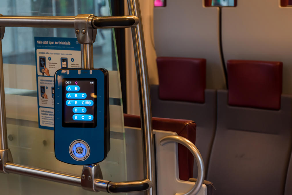 Валидатор карточек в салоне электрички.  Валидаторы выглядят и работают одинаково во всех видах транспорта
