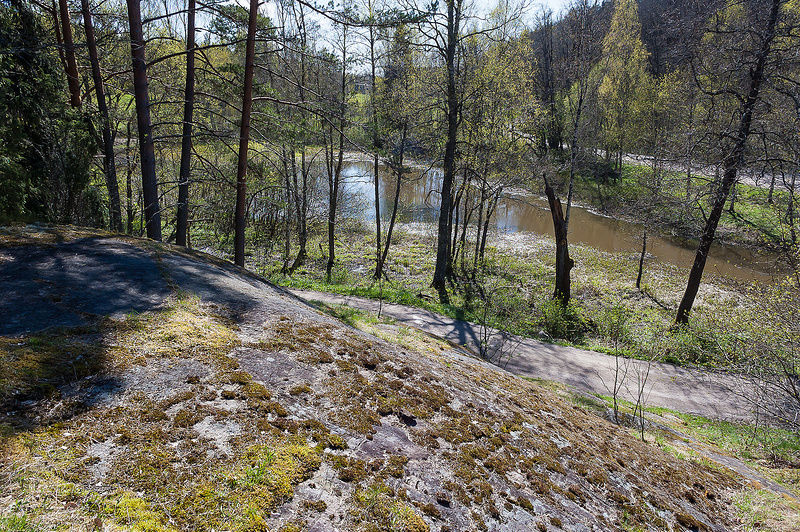 Скала и речка