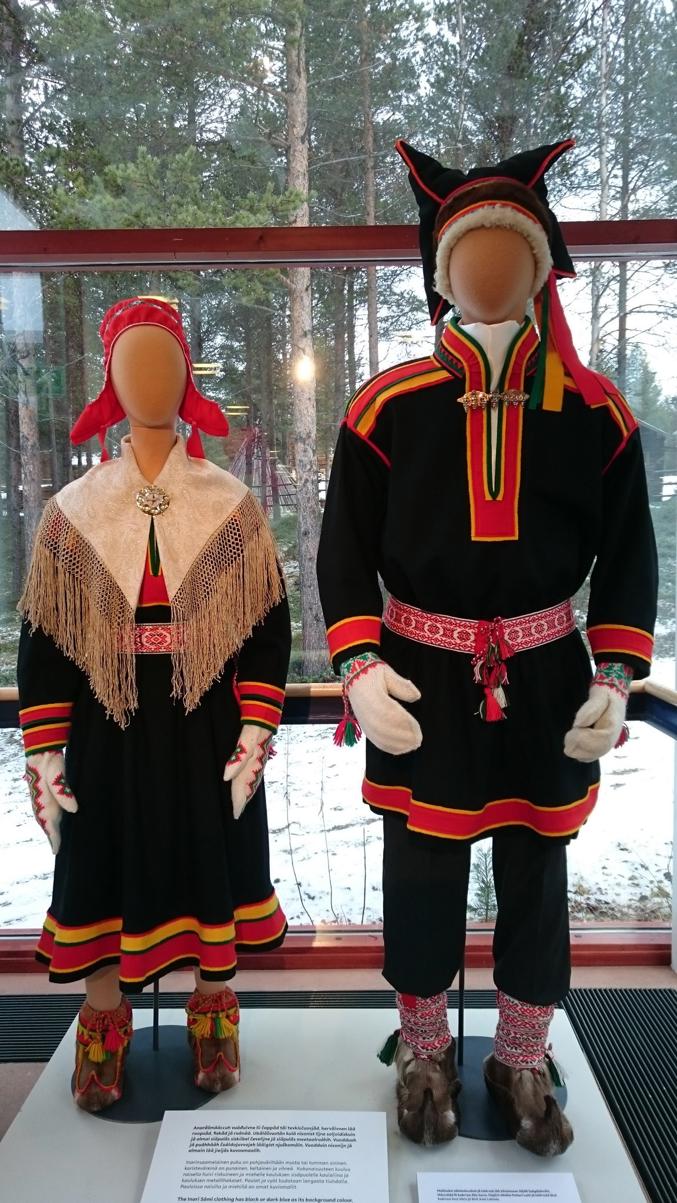 Инари-саамский традиционный костюм, несколько отличающийся от других саамских. Источник: https://x.com/outilansman/status/791973420871417857