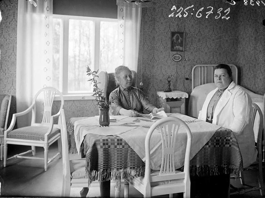 Ханна Парвиайнен (справа) и Виви Лён в 1920-х.  Фото из вики