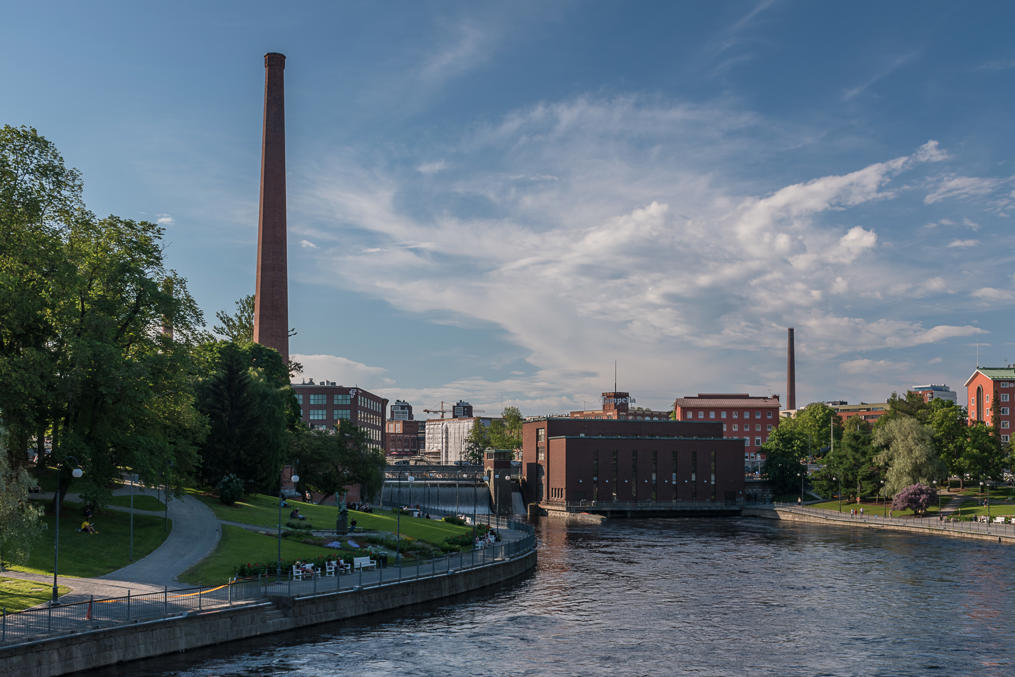 Протока Таммеркоски в центре Тампере с одной из плотин